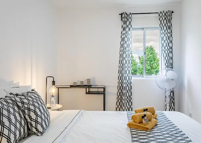 House Black & White *